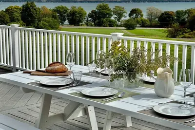 Image de Serene home in Geneva along Seneca Lake Wine Trail w\/ Lake View and Lake Access