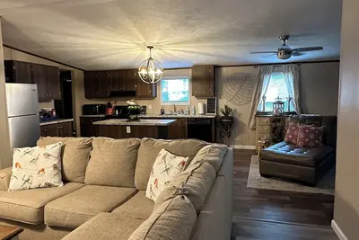 Image de Hidden Gem county setting with huge front yard