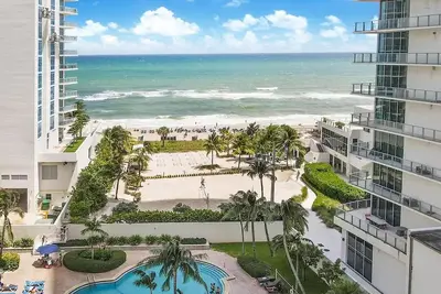 Image de Resort-Styled Condo Pool & Gym, Hollywood Beach