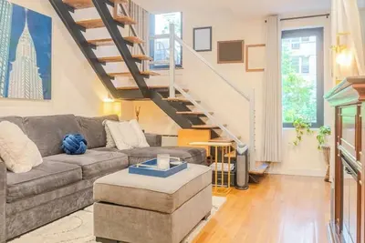 Image de Comfortable 1 bedroom and 1. 5 bath duplex apartment with terrace!