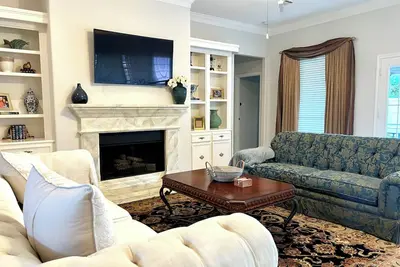 Image de 4-bedroom with King/Queen/Full Beds Near a Park & Lake