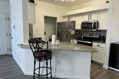 Image de Cozy 1-bedroom shared space condo with WiFi, pool, and Ac in enchanting Aurora