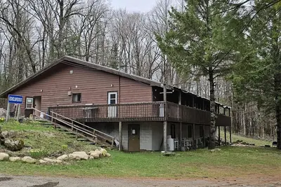 Image de 30 Guests Group Getaway House House near lake and lawn