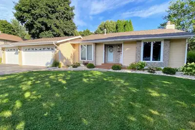 Image de Elegant, charming, serene, & delightful home with huge fenced yard close to I90!