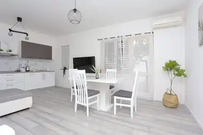 Image de Appartement de deux chambres avec le balcon et la vue sur le mer Trogir (A-23205-b)