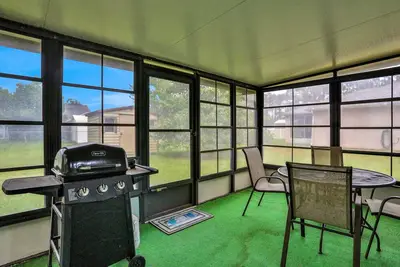 Image de Charming home with private W\/D, WiFi, and screened in porch