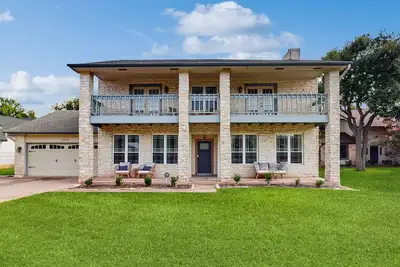 Image de Spacious home with enclosed yard and nearby attractions