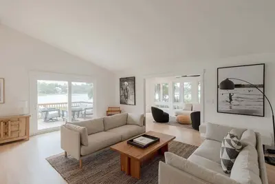 Image de Luxury Waterfront Cottage with Panoramic Waterway Views