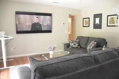 Image de The Perfect Spot: 2-Bedroom Apt - Centrally located in fabulous Enterprise!
