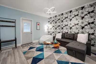Image de Chic and Spacious Bi-level 3bd in Bucktown!