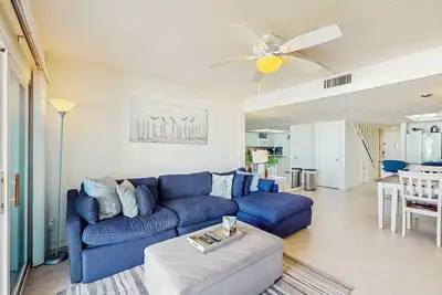Image de Beachfront, water-view condo with pool, sundeck, private balcony, & W/D