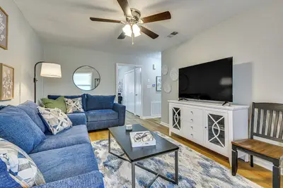 Image de High Point Townhome w/ Patio, 1 Mi to Main Street!