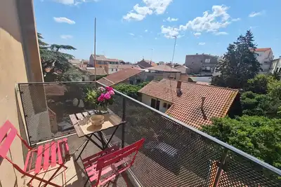 Image de A 2 pas des halles, appartement calme, avec balcon donnant sur cour ensoleillée.