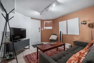 Image de Cozy & Colorful garden unit in Logan Square