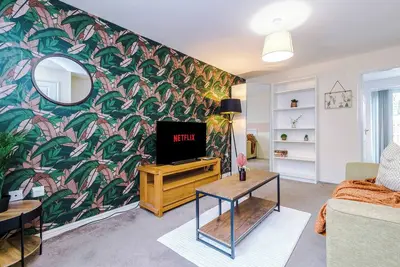 Image de Chic 2 Bed House with Garden & Free Parking