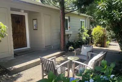 Image de Cozy 2-bedroom 2- bathroom house with beautiful garden / great location!