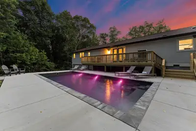 Image de Fireside Fun by AvantStay | Sleeps 18 | Waterfront + Pool