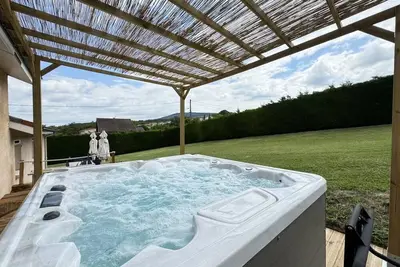 Image de Maison 8 couchages avec Jacuzzi / Terrain Pétanque
