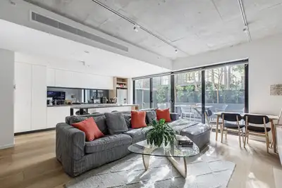 Image de Large Luxurious Prahran Ground Apartment. Large Courtyard!