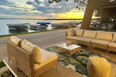 Image de The Lakeview w/ the Best location & views! Newly remodeled Lakefront home! 🌴