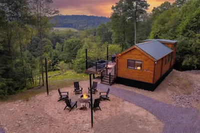 Image de Evergreen Escape w\/ Hot Tub & Views + Fire Pit