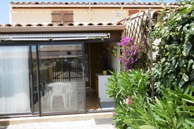 Image de Charmante villa T2 mezzanine avec cour, jardin, véranda, barbecue et parking privé, proche plage et commerces