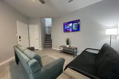 Image de Villa Escondida #3 -2bd- Straight Shot to SpaceX!
