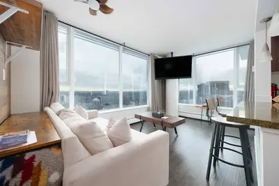 Image de Sub-Penthouse Condo with Jacuzzi, Pool & Sauna