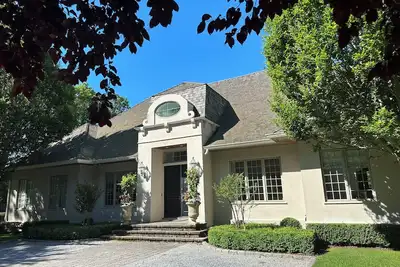 Image de Spectacular Mediterranean-style Hamptons oasis minutes from towns and beaches.