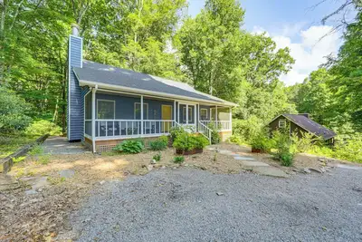 Image de Maggie Valley Cottage w/ Hot Tub & Creek View!