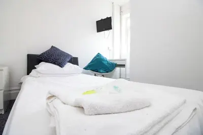 Image de Cosy Double En-suite Room in the City Room 13