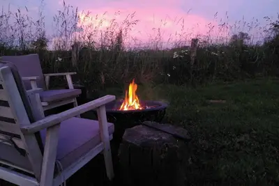 Image de Caravane Seventies avec jacuzzi pour amoureux du glamping
