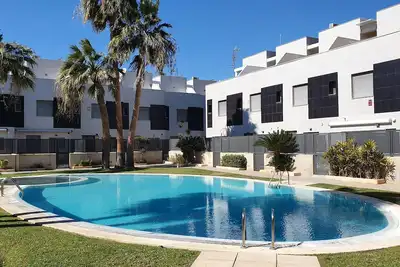 Image de Luxury  Holiday Home With Pool 5 Mins Walk To Beach. Wifi, Air Con, Full Kitchen