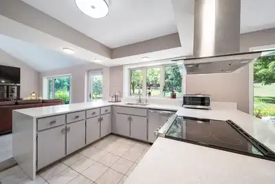 Image de Spacious 4-bedroom getaway with beautiful patio garden & fitness room, Wifi