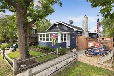 Image de Spacious 5-bedroom house with central air on Fire Island’s wonderful Ocean Beach