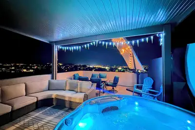 Image de Picturesque Escape w/ stunning 360 views & rooftop patio w/ hot tub, near Zions