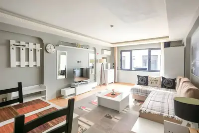 Image de Cozy Duplex Apartment w\/Elevator&Patio Near Metro