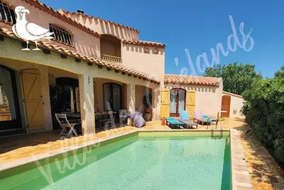 Image de luxueuse villa de 5 chambres climatisées avec grande piscine à 300m de la plage
