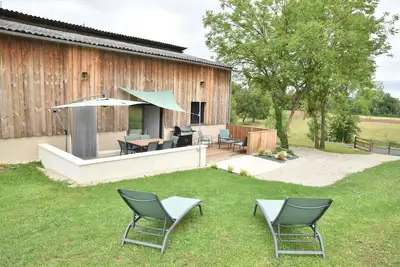 Image de Maison très confortable, au calme, avec une grande terrasse et un grand espace.