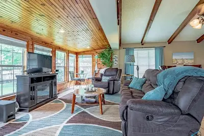 Image de Cedar Creek Lake waterfront 3-bedroom 1. 5 bath home - just steps to the water!