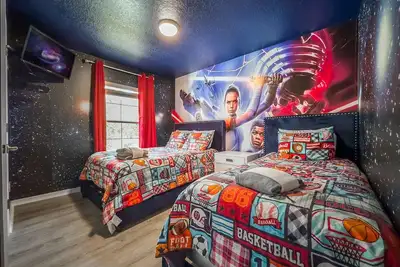 Image de 4 beds themed bedroom near disney