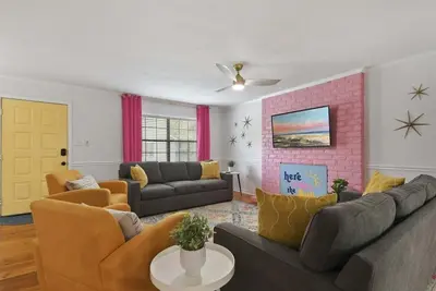 Image de Newly Remodeled! Bright & Spacious home! Sleeps 8