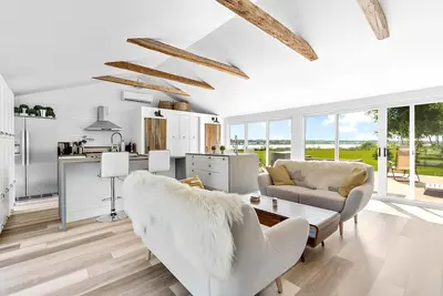 Image de Water front cottage ''The Dream'' w/ hot tub