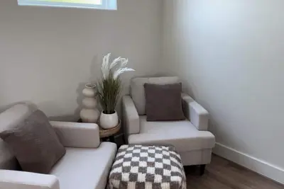 Image de Cozy & Newly Built 3bd - 8mins to Downtown