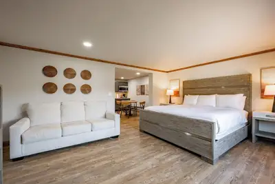 Image de Cove Creek Lodge 104: Poolside Executive King Suite
