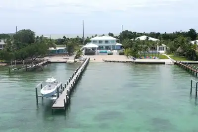 Image de Private Beach Bayside 6 Bedroom Resort Home with Pool, Dock, & Garage