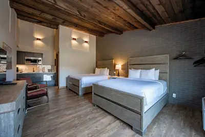 Image de Cove Creek Lodge 202: Poolside Double Queen Room
