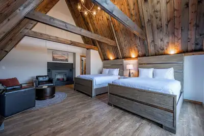 Image de Cove Creek Lodge 204: Poolside Double Queen Fireplace Room