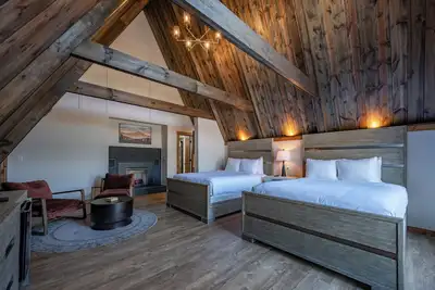 Image de Cove Creek Lodge 207: Standard Double Queen Fireplace Room