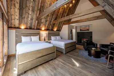 Image de Cove Creek Lodge 211: Standard Double Queen Fireplace Room